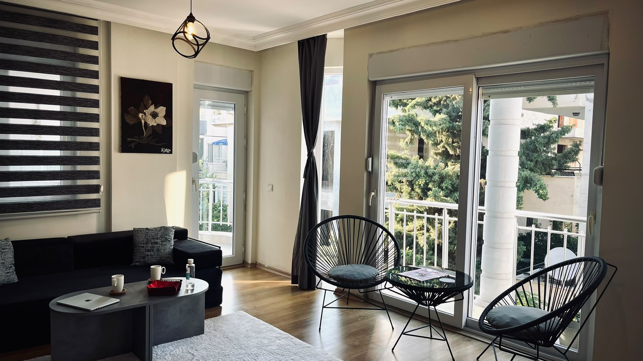 Lara ofisinde oturma alanı ve balkon
